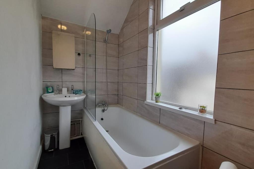 Spacious 4 Bedroom, Free Netflix, Central Location Cardiff Eksteriør bilde